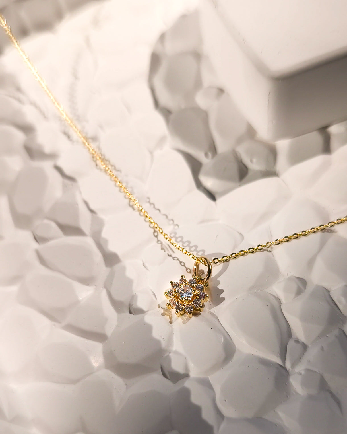 Sunbride - Güneş şekilli ve taşlı gold renkli çelik kolye